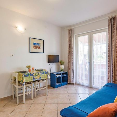 1 Bedroom Lovely Apartment In רוביני מראה חיצוני תמונה