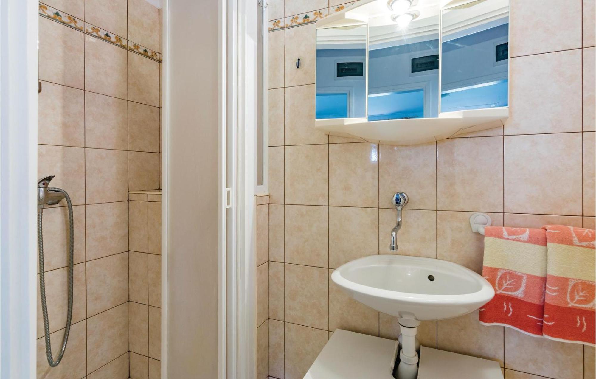 1 Bedroom Lovely Apartment In רוביני מראה חיצוני תמונה