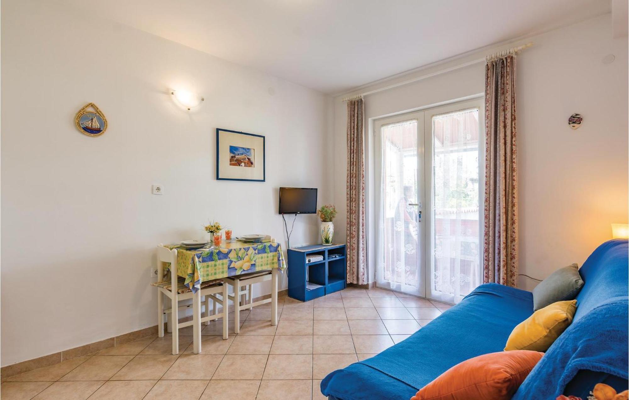 1 Bedroom Lovely Apartment In רוביני מראה חיצוני תמונה