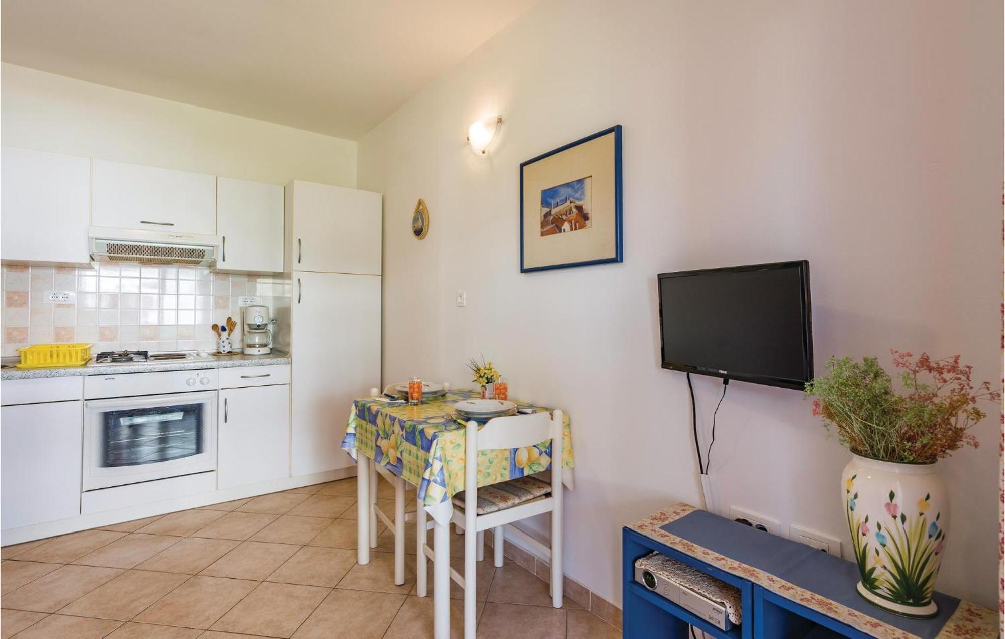 1 Bedroom Lovely Apartment In רוביני מראה חיצוני תמונה