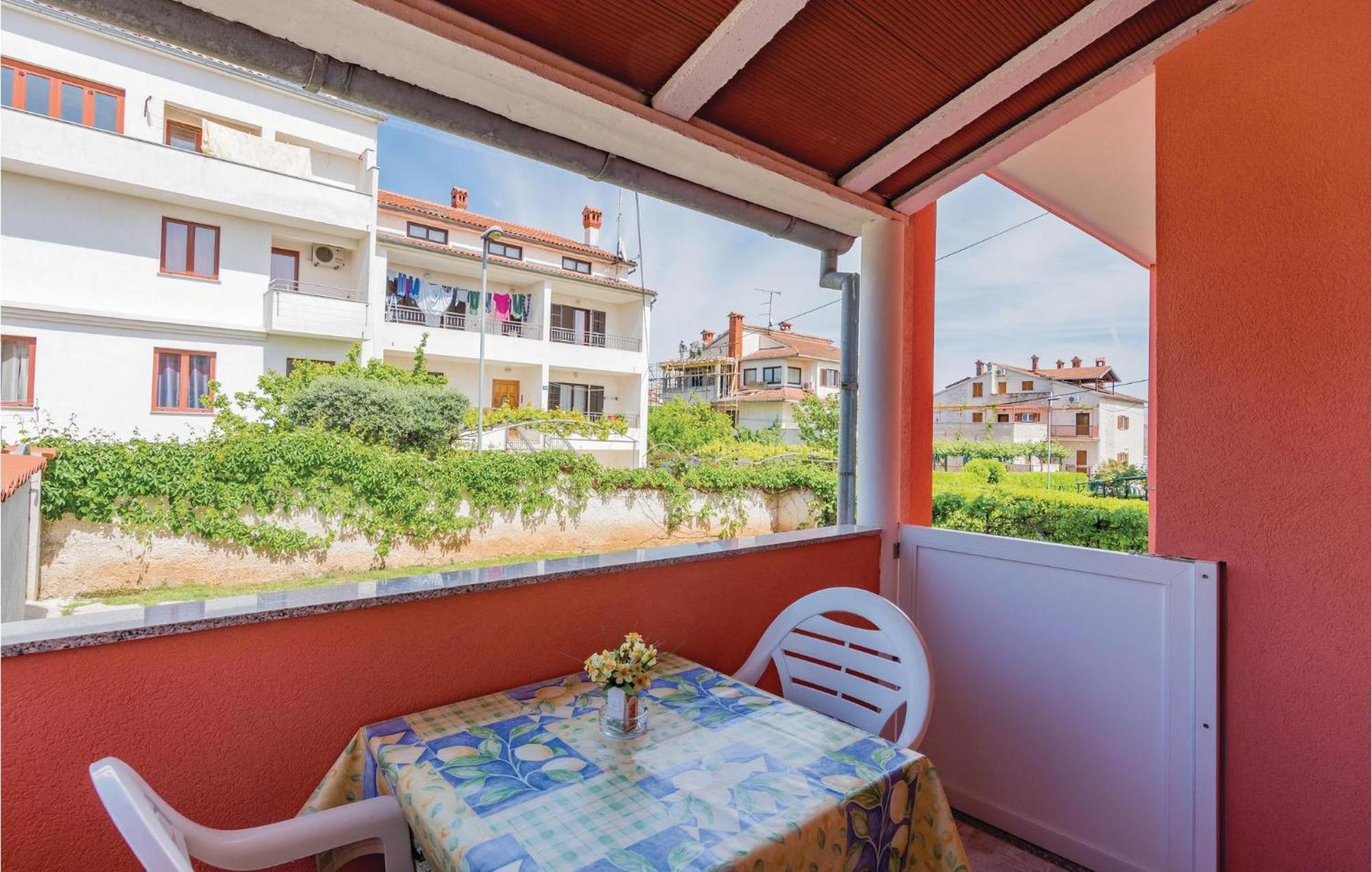 1 Bedroom Lovely Apartment In רוביני מראה חיצוני תמונה